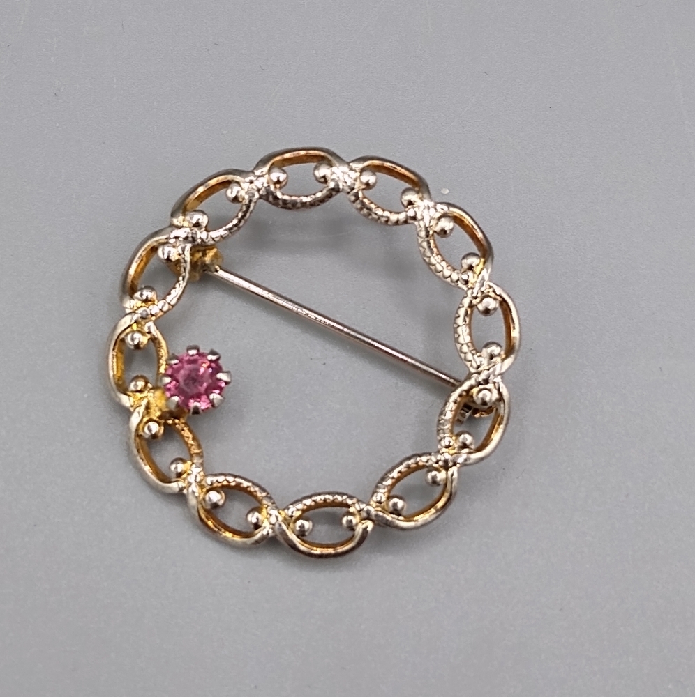Gold tone Filigree Rhinestone Wreath Circle Brooch Pin Vintage - Picture 10 of 10